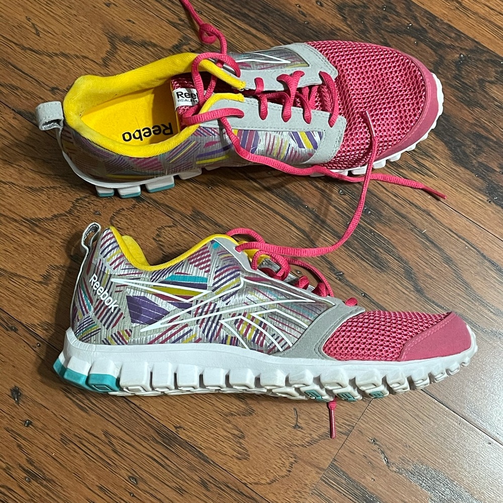 Size 9 Geometric Women’s Reebok Sneaker